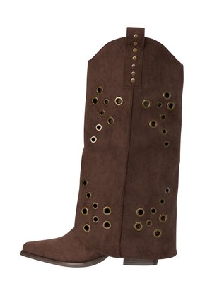 Bota de vaquero de gamuza marrón con punta puntiaguda, tacón bajo y ojales de latón decorativos en patrones circulares en la caña.