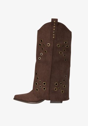 Bota de vaquero de gamuza marrón con punta puntiaguda, tacón bajo y ojales de latón decorativos en patrones circulares en la caña.