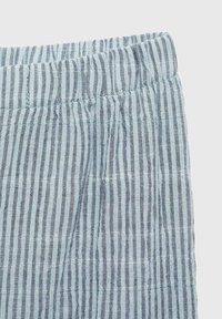 Lichtblauwe en grijze gestreepte stof, gedeelte met elastische taille. Heeft een subtiele textuur met verticale lijnen en geraffineerde stiksels.