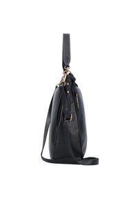 Sac en cuir noir avec une finition texturée, forme slim, bandoulière ajustable et accents en hardware doré. Il dispose d'une poignée supérieure et d'une fermeture zippée.