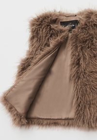 Fellimitat-Weste in Braun mit flauschiger Textur, ausgestattet mit einem Satin-Innenfutter. Das offene Vorderteil zeigt einen glatten, hellbraunen Stoff.