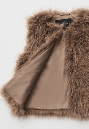 Nepbontvest in bruin met een pluizige textuur, voorzien van een satijnen voering aan de binnenkant. Open voorkant toont een gladde, lichtbruine stof.