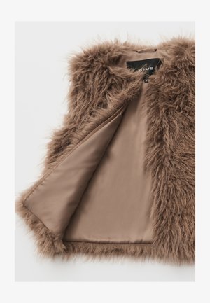 Fellimitat-Weste in Braun mit flauschiger Textur, ausgestattet mit einem Satin-Innenfutter. Das offene Vorderteil zeigt einen glatten, hellbraunen Stoff.
