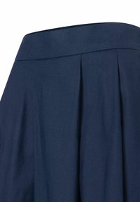 Marineblauwe geplooide rok met een gladde stofstructuur, brede tailleband en gestructureerde plooien. Geen zichtbare versieringen of patronen.