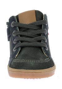 Sneaker alta verde scuro in suede, con dettagli in pelle marrone, lacci neri, cerniera laterale e suola in gomma con battistrada testurizzato.