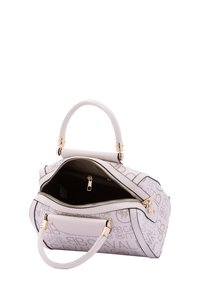 Borsa bianca con accenti dorati, caratterizzata da una chiusura con zip e un design interno aperto. Esterno testurizzato con branding a motivo.