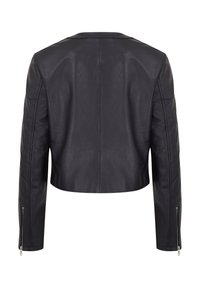 Svart läderkort jacka med lång ärm, dragkedje-muddar och en mjuk yta. Har en klassisk krage och detaljering vid baksidan.