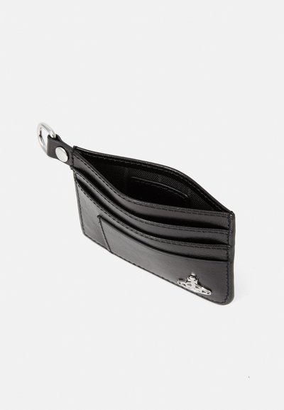 Črn usnjeni nosilec za kartice z več reži za kartice, žepom in srebrnim obročkom za pripenjanje za enostavno uporabo. Gladka tekstura po vsej površini.