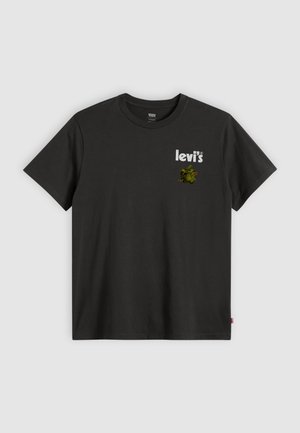 T-shirt noir Levi's avec un petit graphisme de pomme verte et le logo blanc de Levi's sur la poitrine gauche, manches courtes et col rond.