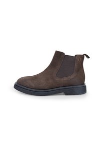Stivale Chelsea in suede marrone con pannelli laterali elastici neri e una linguetta. Presenta una suola nera testurizzata per una buona aderenza. Design minimalista, altezza alla caviglia.