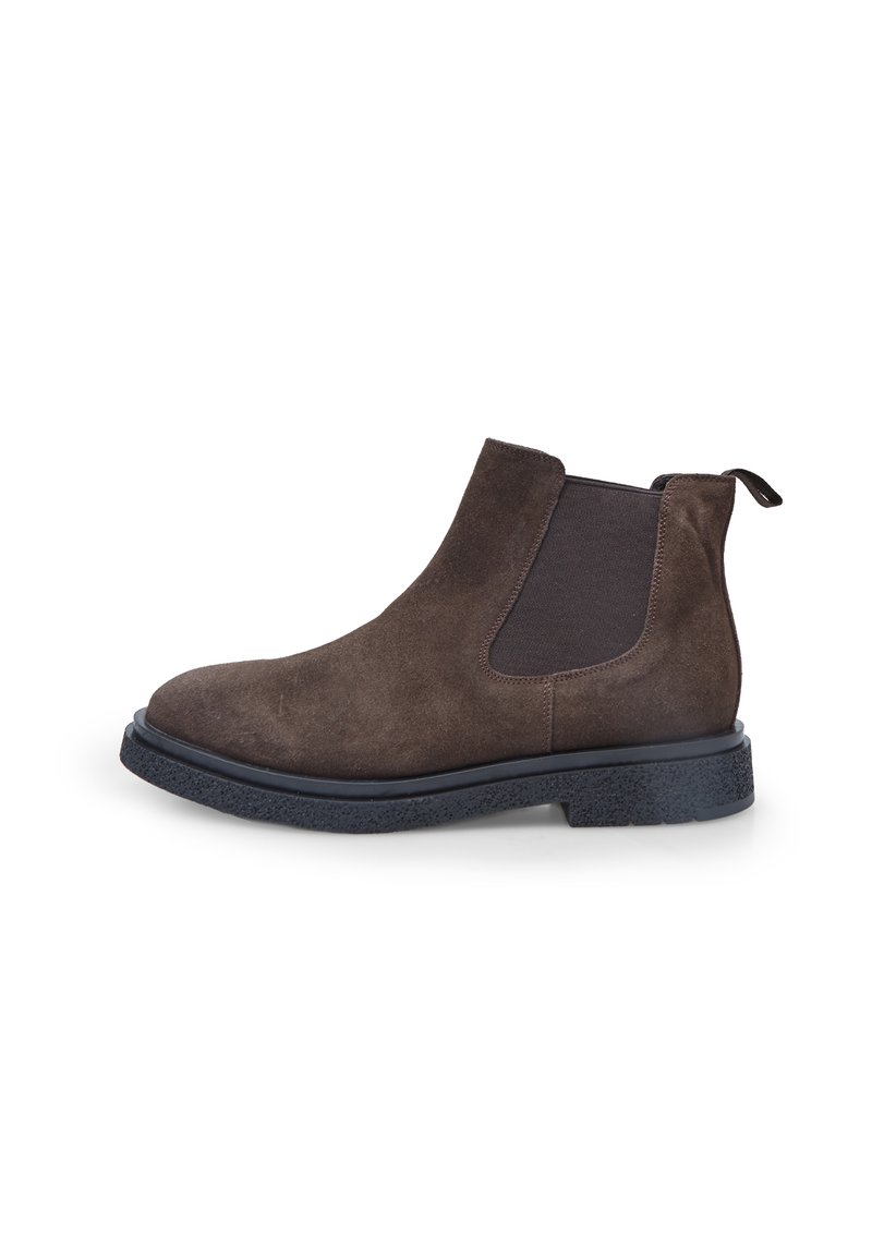 Stivale Chelsea in suede marrone con pannelli laterali elastici neri e una linguetta. Presenta una suola nera testurizzata per una buona aderenza. Design minimalista, altezza alla caviglia.