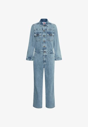 Mono de mezclilla azul claro con mangas largas, dos bolsillos en el pecho, cierre frontal con botones y cintura ajustada. Diseño de pierna ancha.