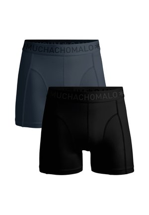 Dve spodnji boksarici, ena črna in ena temno siva, obe z širokimi elastičnimi pasovi z napisom "MUCHACHOMALO" na enem samem belem ozadju.
