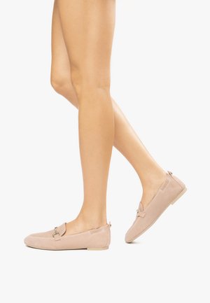 Scarpe mocassino in suede rosa chiaro con suola piatta, caratterizzate da un'accattivante finitura metallica decorativa e senza cuciture visibili sulla parte superiore.