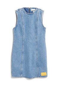 Lichtblauwe denim mouwloze jurk met een ronde halslijn, verticale stikseldetails en een gele merketiket rechtsonder. Ritssluiting aan de achterkant.