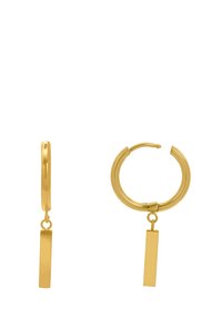 Goldene Creolen mit einem glatten, abgerundeten Design, an denen von jeder Creole ein rechteckiger Anhänger hängt. Regelmäßige Metalltextur.