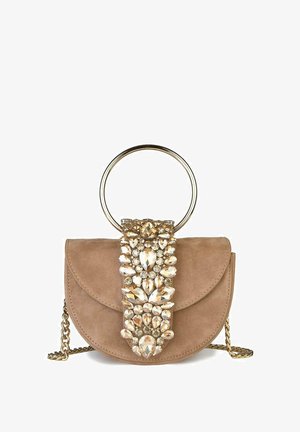 Bolso de ante en beige con un asa circular metálica. Presenta un adorno delantero con piedras de diversas formas y una correa de cadena.