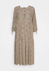 Middellång klänning i beige tyg med svart leopardtryck. Har en rund halsringning, trekvartsärmar och lagerdesign.