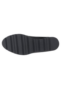 Semelle de chaussure noire avec des rainures horizontales pour la traction, affichée à plat avec le dessous face vers le haut sur fond blanc.