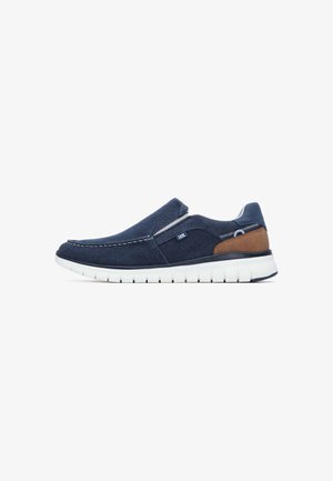 Scarpe slip-on blu con tomaia in tessuto morbido, cuciture a contrasto, dettaglio marrone sul tallone e suola flessibile in gomma bianca.