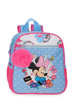 Pequeña mochila azul y rosa con lunares blancos, Minnie Mouse sosteniendo flores, un llavero de pompón rosa y elementos decorativos florales.