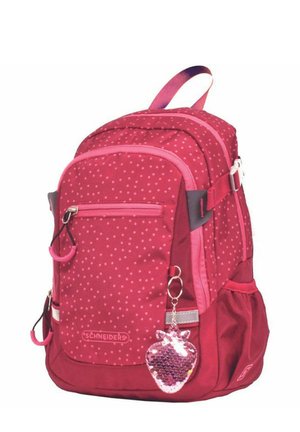 Roter Rucksack mit weißen Punkten, einem pinken Reißverschluss, verstellbaren Trägern und einem abnehmbaren Pailletten-Erdbeerschlüsselanhänger. Vordertasche und seitlicher Mesh-Halter.
