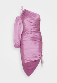 Šaty na jedno rameno z světlého růžového saténu. Mají nabíraný rukáv, boční nařasení a asymetrický lem s nabíranými detaily a stahováním.