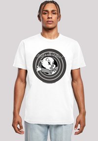 Hvit bomull t-skjorte med en svart og hvit tegneserieillustrasjon av en gris, med teksten "Det er alt, folkens!" omkranset av et spiraldesign.