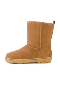 Bota de tobillo de ante marrón claro con punta redondeada, parte superior texturizada y suela de goma. Presenta acentos de costura y una lengüeta en la parte trasera.