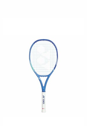 Raqueta de tenis Yonex azul y blanca con cuerdas azules tensadas, aislada sobre un fondo blanco.