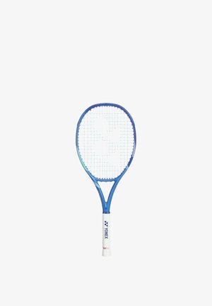 Raqueta de tenis Yonex azul y blanca con cuerdas azules tensadas, aislada sobre un fondo blanco.