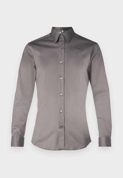 Chemise grise à boutons fabriquée en tissu lisse, avec un col classique, des manches longues et des fermetures à boutons sur le devant.