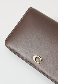 COACH ESSENTIAL SLIM CARD CASE - Denarnica - brown