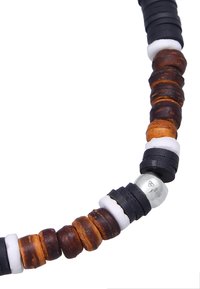 Collar de cuentas con cuentas de madera marrón oscuro, goma negra y cerámica blanca. Acento de metal plateado con una marca "925".