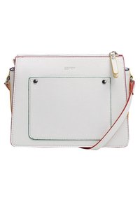 Bolso de mano de cuero blanco con un acabado texturizado, que presenta un bolsillo frontal delineado en verde y acentos multicolores en la correa.