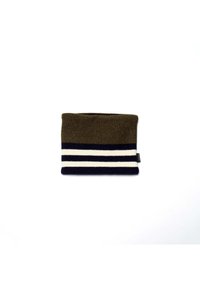 Olijfgroene gebreide beanie met twee witte en één marineblauwe horizontale strepen aan de onderkant. Zachte textuur en casual ontwerp.