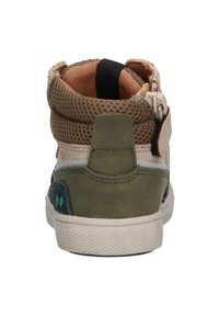 Bruine mesh en suède high-top sneaker met een beige interieur, achterste trek-lipje, en rubberen zool met grippatroon. Groene accenten aan de zijkanten.