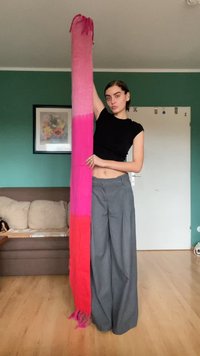 Μακρύ, gradient μαντήλι σε ροζ και κόκκινες αποχρώσεις με φούντες στα άκρα, κρατημένο κατακόρυφα. Μαλακή υφή, ελαφρύ και με έντονη μετάβαση χρωμάτων.