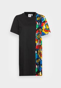 Černé tričko s barevným květinovým vzorem na jedné straně, s živými červenými, žlutými, modrými a zelenými motivy a kulatým výstřihem.