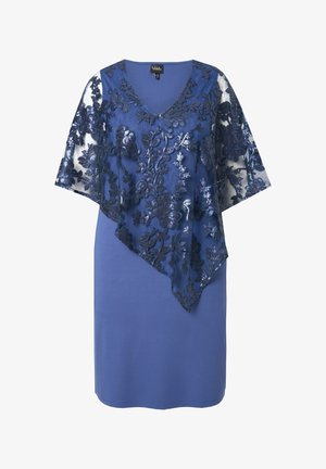 Sininen mekko, jossa on V-muotoinen kaula-aukko, lyhyet hihat ja läpikuultava päällikerros, jossa on tummia kukka-alkuja ja paljetteja.