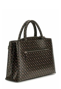 Bolso tote de cuero negro con un patrón de logotipo dorado en relieve, asas dobles y un bolsillo con cremallera en la parte frontal. Textura suave y diseño estructurado.