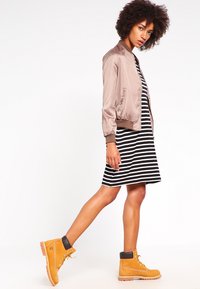 ONLY ONLBERA BACK LACE UP DRESS - Vestido de malha - black/cloud dancer