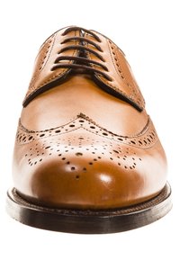Scarpa Oxford in pelle tan con dettagli brogue, punta rotonda e cinque fori per i lacci. Texture liscia e finitura lucida su una suola in legno.