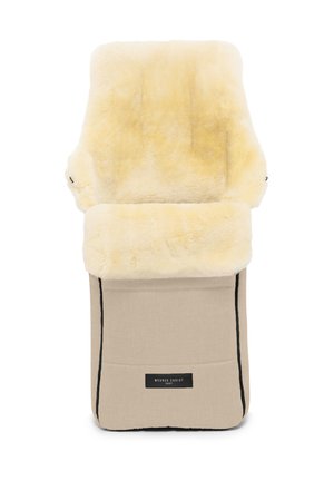 Weiche beige Babydecke mit flauschiger, cremefarbener Lammfell-Oberseite. Mit schwarzem Rand an den Kanten und einem Etikett unten versehen.