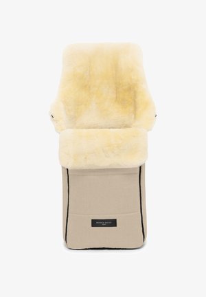 Zachte beige babydeken met een pluizige, roomkleurige schapenvacht aan de bovenkant. Heeft zwarte biezen aan de randen en een label aan de onderkant.