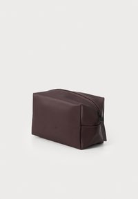 Borsa cosmetica rettangolare marrone realizzata in materiale liscio e resistente. Presenta una chiusura con zip ed è compatta per una facile conservazione.