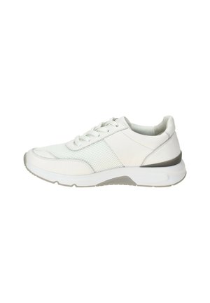 Witte sport schoenen met een gemêleerd mesh paneel, gladde leren accenten, een ronde neus en een gevoerde zool, met grijze details op de hak.
