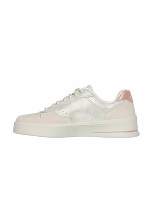 Sneaker bianchi e rosa pastello con un luccichio metallizzato, dettagli in suede, chiusura con lacci, punta arrotondata e suola in gomma testurizzata.