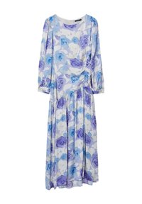 Blumen-Maxikleid mit blauen und lila Rosenmustern auf einem weißen Hintergrund, langen Ärmeln, gerafftem Bund und gestuftem Rock.
