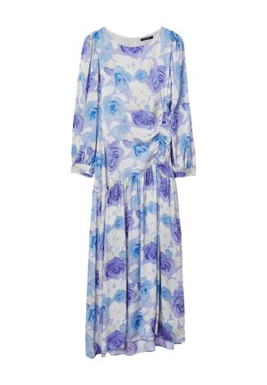 Abito maxi floreale con motivi di rose blu e viola su sfondo bianco, maniche lunghe, vita arricciata e gonna a strati.